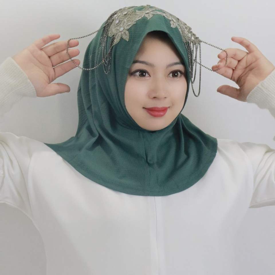 Hijab musulmán verde oscuro de lujo personalizado de Dubái 2025 para mujer, bordado de lentejuelas y detalle de cadena, pañuelo modesto de tela suave para la cabeza