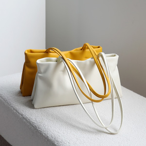 Sac à bandoulière souple en cuir véritable pour femme avec deux sangles et fermeture éclair, style simple, nouvelle collection Printemps/Été 2026 - Product Image 2
