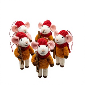 Ornement de Noël en feutre de laine écologique fait main, souris avec chapeau rouge et manteau jaune, décoration murale intérieure traditionnelle pour les fêtes - Product Image 1
