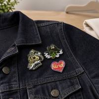 Broches en métal émaillé personnalisées, badges créatifs en émail souple, broches plaquées noires pour vêtements, accessoires de sac, badges de revers OEM ODM