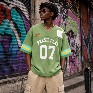 Pull en jersey court unisexe léger à col en V pour le sport et les jours de match - Product Image 1