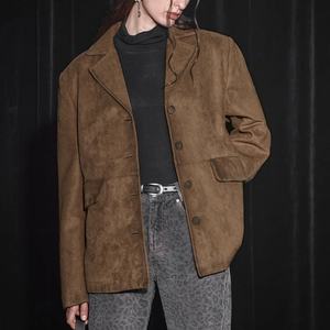 บริการรับผลิตเสื้อสูทผู้ชายแบบคลาสสิกสไตล์ลำลอง ผ้าหนังกลับพ่นสี แต่งบ่าเสริม พร้อมบริการสกรีนโลโก้ตามสั่งแบบขายส่ง - Product Image 2