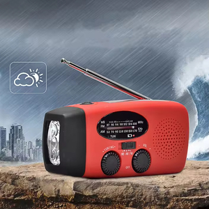 Los fabricantes suministran una radio solar de manivela para exteriores con linterna y radio recargable. - Product Image 5