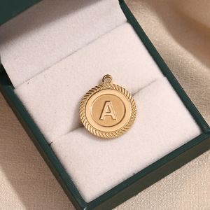 Colgante de acero inoxidable con letra inicial de tarjeta redonda, colgante chapado en oro, collares de joyería fina personalizados - Product Image 5