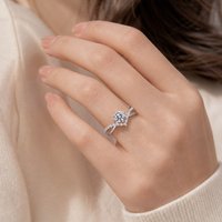 Bague en Moissanite Argent S925 Un Carat Rond Six Griffes Bande Courbe à Accents Divisés Cadeau de Mariage pour Femme