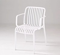 Table d'extérieur élégante en plastique avec chaises confortables et tabourets en plastique élégants pour balcon et salon