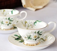 Ensemble tasse et soucoupe en porcelaine fine de style européen, 200 ml, avec anse dorée, motif floral minimaliste, idéal pour le thé de l'après-midi, cadeau