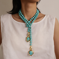 Collier de perles rondes lisses en turquoise de 10 mm avec pendentif en turquoise plaqué or de forme libre, bijou long vintage et imposant
