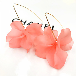 Boucles d'oreilles pendantes exagérées à fleurs pop, tendance, en acrylique, longues boucles d'oreilles à crochet, accessoire de mode - Product Image 1
