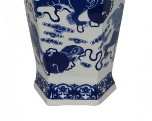 Vase de table hexagonal Art Déco en porcelaine bleue et blanche, motif Danse du Lion peint à la main, céramique chinoise exquise et durable pour la maison - Product Image 4