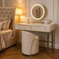 Ensemble de coiffeuse de luxe moderne avec miroir LED rond doré, plateau en marbre, tiroirs en cuir matelassé sans poignée et tabouret pour chambre à coucher