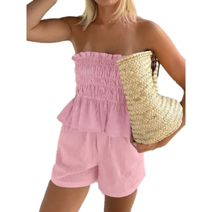 Ensemble deux pièces décontracté et élégant pour femme : haut simple à bordure en bois et short rayé - Product Image 1