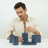 Ensemble d'accessoires de salle de bain en résine, 5 pièces, bleu marine et blanc, rayures verticales, kit d'accessoires de bain, poignée aspect bois, décoration pour hôtel et maison