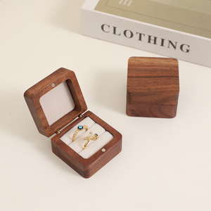 Boîte à bagues de luxe en bois de noyer magnétique à double compartiment avec doublure en velours et logo personnalisé pour demande en mariage - Product Image 1