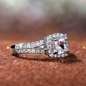 Anello F776 in Oro Bianco con Diamante Naturale Taglio Cushion, Colore D, Design Halo per Fidanzamento Femminile - Product Image 6