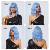 Wig sintetis biru muda berombak pendek untuk wanita Wig berwarna-warni Lolita dengan poni gelombang tubuh Cosplay Wig rambut alami tahan panas