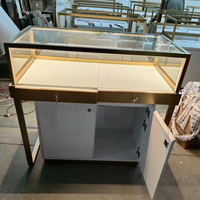 Design d'intérieur de magasin/boutique de bijoux de luxe, vitrine en verre pour bijoux, colliers, boucles d'oreilles