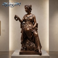 Sculpture en bronze coulé décorative d'intérieur pour hall d'hôtel, représentant la déesse Diana Artemis moderne à robe drapée et chien de chasse, 180 cm