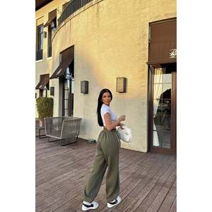 Pantalones Deportivos Básicos Color Caqui para Mujer - Product Image 1
