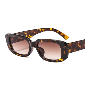 Vente en gros de lunettes de soleil classiques pour femmes, rectangulaires, bon marché, en plastique, colorées, ovales - Product Image 5