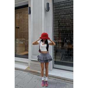 Máscara de Felpa Roja - Sombrero Elegante y con Estilo - Product Image 3