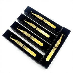 Pince à épiler pour extensions de cils à 90 degrés, en acier inoxydable et plaqué or, avec emballage en boîte noire - Product Image 6