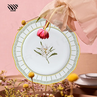 Assiette en porcelaine opulente Motifs floraux et géométriques gracieux pour des arrangements de table de mariage somptueux