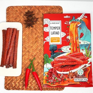 Snack croustillant au blé saveur épicée végétarienne chinoise Latiao, certifié HACCP, texture semi-molle, personnalisable, 92g LAKEXIXI - Product Image 1