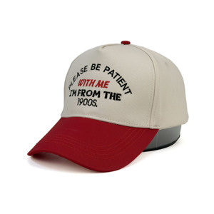 Per favore, abbi pazienza con me, sono del 1900: Cappellino da baseball strutturato a 5 pannelli in cotone bicolore con ricamo piatto e chiusura snapback. - Product Image 1