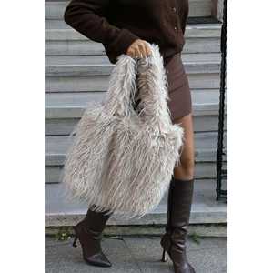 Bolsos de Felpa Crema, Suaves y Elegantes para Mujer - Product Image 4