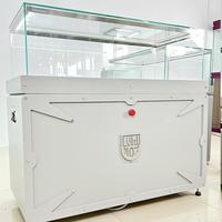 Vitrine de présentation de bijoux de style mécanique avec éclairage LED, support métallique et comptoir en verre pour l'affichage en magasin