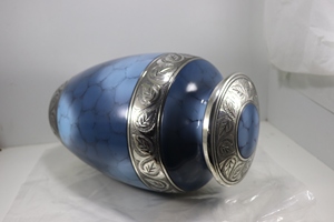 Urne de crémation pour adultes fabriquée à la main grand Zircon bleu nuageux métal de meilleure qualité avec motif gravé pour le stockage des cendres humaines - Product Image 5