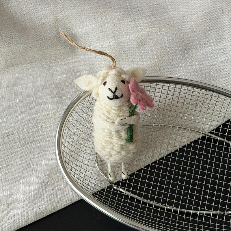 Sosteniendo flor rosa Aries 12cm