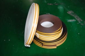 2025 Bande d'étanchéité de porte en mousse EPDM en forme de D, auto-adhésive, populaire pour la vente en gros, extrudée et découpée, insonorisante et étanche - Product Image 4