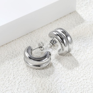 Boucles d'oreilles créoles épaisses en acier inoxydable, plaquées or 18 carats, bicolores, résistantes au ternissement, bijoux tendance - Product Image 6