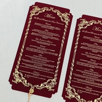 Tarjeta de Menú de Boda en Terciopelo Borgoña, con Marco Dorado Personalizado, Estilo Vintage Ornamentado con Borla, Papelería de Lujo para Menús de Banquete de Boda