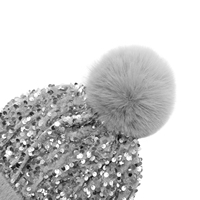 Bonnet d'hiver gris à sequins, bonnet en tricot duveteux avec logo métallique et pompon pour femmes, idéal pour les sorties nocturnes et les fêtes, OEM disponible