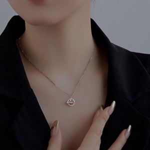 สร้อยคอเงินแท้ดีไซน์พิเศษสำหรับเด็กผู้หญิง ยี่ห้อ Dylam ประดับด้วยทอง 18K และเพชรคิวบิกเซอร์โคเนีย 5A รูปดาวและดาวเคราะห์ พร้อมจี้หมุนได้ - Product Image 4