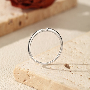Anillo Minimalista de Plata S925 con Banda Trenzada y Circonita Cúbica, Elegante para Uso Diario - Product Image 2