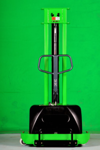 Apilador de elevación semi eléctrico 1000KG <span class=keywords><strong>2200lbs</strong></span> Capacidad 1,6 M 63 pulgadas Altura de elevación Patas de sillín con horquillas ajustables - Product Image 2