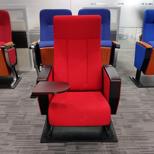 Silla de Auditorio Manwa Expo HB665 Rojo Ácido con Reposabrazos para Uso en Escuelas y Hospitales - Product Image 1