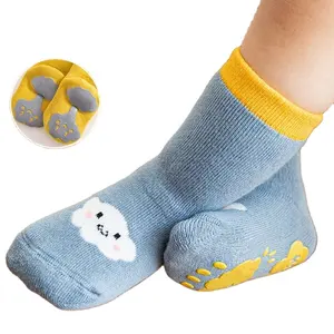 ถุงเท้าเด็กกันลื่นผ้าคอตตอนออร์แกนิกสำหรับเด็กทารกหนากันลื่นพิมพ์โลโก้การ์ตูนสำหรับฤดูหนาว