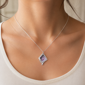Collana con ciondolo a texture geometrica viola, regalo di gioielleria quotidiana per donna - Product Image 2