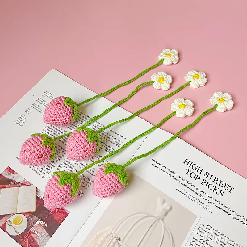 Segnalibro alla fragola lavorato a mano regali segnalibro alla fragola all'uncinetto con fiore margherita per appendere l'auto con ciondolo a forma di borsa con portachiavi all'uncinetto