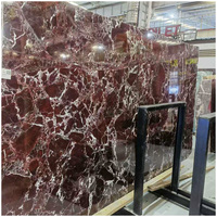 Dalles polies en marbre Rosso Levanto rouge foncé avec veines blanches pour carrelages intérieurs, plans de travail, escaliers dans les villas et les appartements