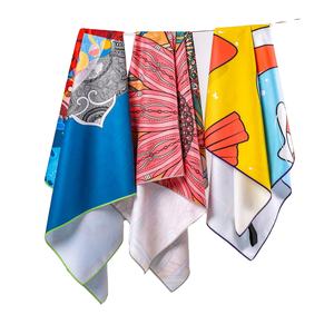 Toalla de playa de gamuza con estampado de microfibra de secado rápido para mujer reciclada con logotipo personalizado - Product Image 1