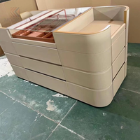 Luxe moderne pour vitrine à vêtements avec dessus en verre, montage facile et options personnalisées