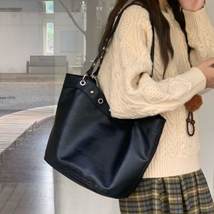 Sac fourre-tout grande capacité pour motard avec clous, boucle magnétique, bandoulière unique, noir et marron, sac à bandoulière pour femme pour usage quotidien - Product Image 1