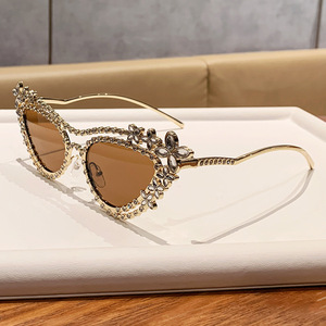 Rhinestone Cat-Eye <b>Sunglasses</b> For Women Metal Frame UV400 Protection Fashionable Trendy Sunshades Type 3 PC Lens - Product Image 4