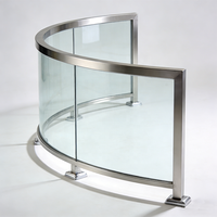 Rampe de balcon, installation de balustrade de terrasse extérieure, garde-corps en verre, balustrade d'escalier, hôtel, immeuble de bureaux